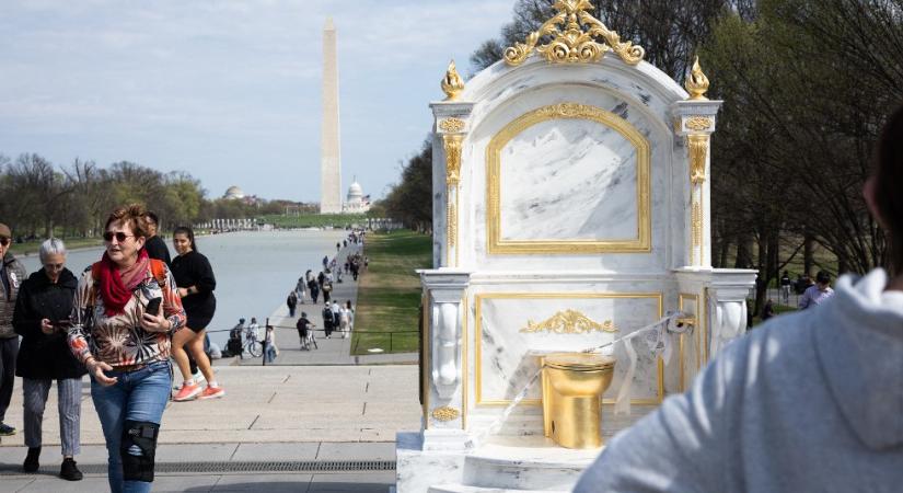 Aranyvécé-szobor került egy köztérre, ki nem találja, kinek állították