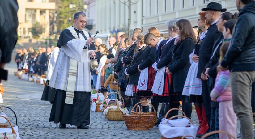 Népviseletben, ünnepi kosarakkal – Húsvéti ételszentelés lesz Sepsiszentgyörgy főterén