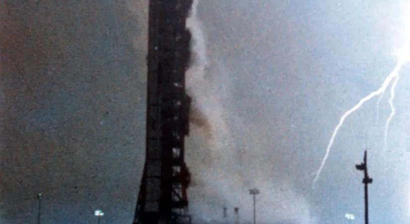 Hajszálon múlt a NASA-katasztrófa: villámcsapás érte a holdrakétát