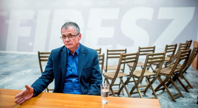 Rendőrökkel kampányolt a drogügyi kormánybiztos, miközben ezt tiltja a választási törvény