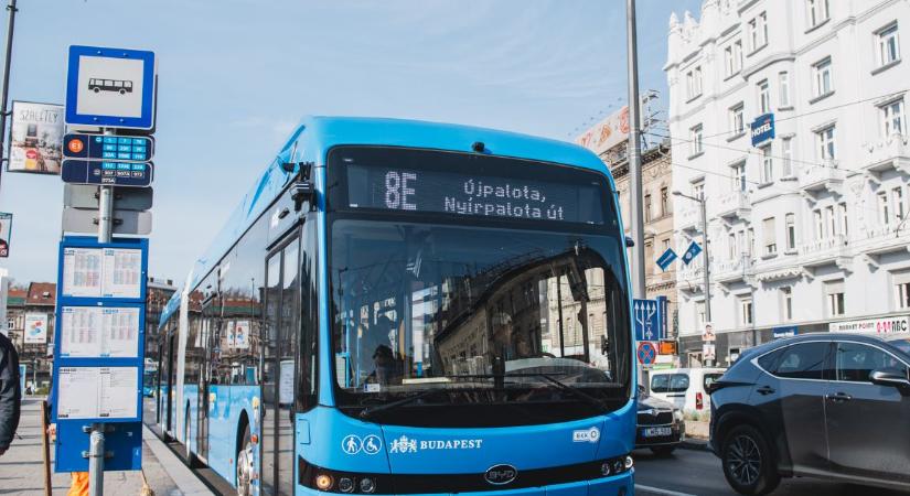 Beüzemelték az első elektromos csuklós autóbuszokat a fővárosban