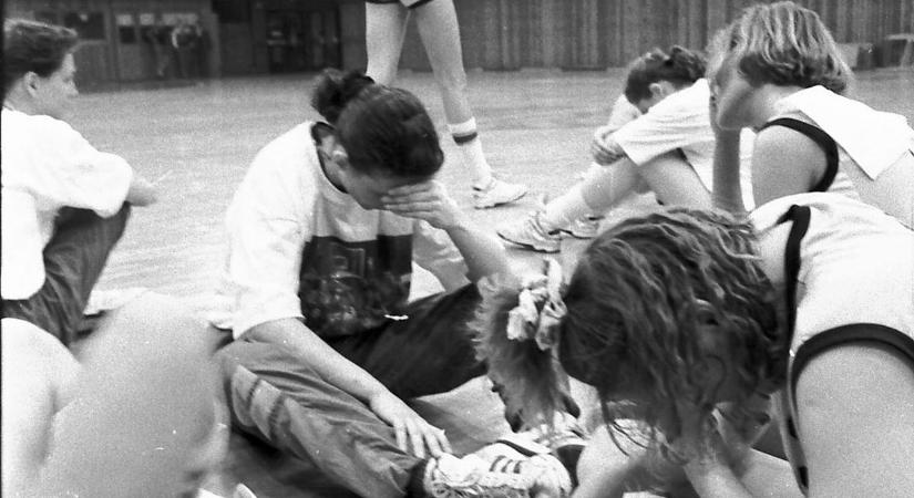 Botrányba fulladt a mérkőzés a pécsi sportcsarnokban – 44 másodperccel a dudaszó előtt jött a dráma