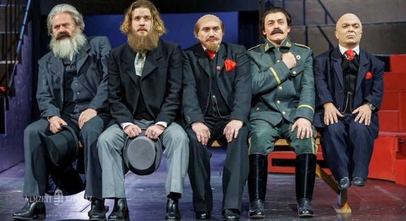 „Sok jó kommunista kis helyen is elfér” – így masírozik Marx, Lenin és Sztálin a Nemzetiben