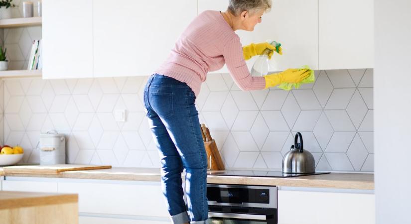 Súrolás nélkül oldja a zsírt – Filléres trükk, hogy újra fényes legyen a konyhaszekrény