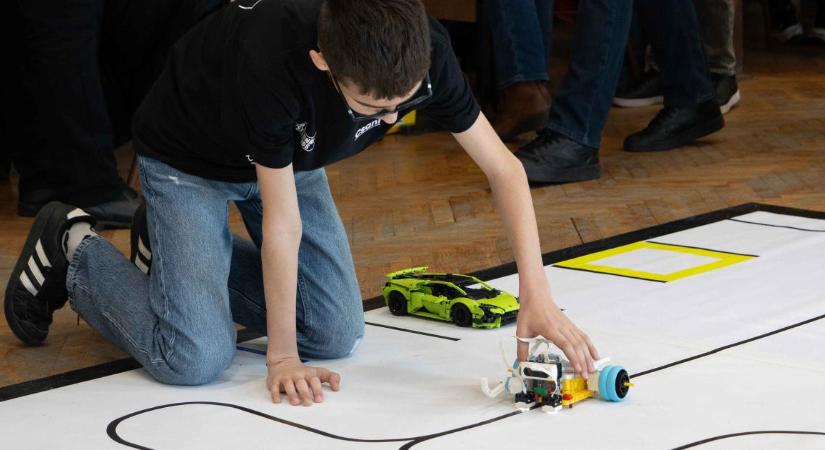 Fiatal tehetségek adtak számot programozó tudásukról és találékonyságukról a Mechwart LEGO Robot Kupán