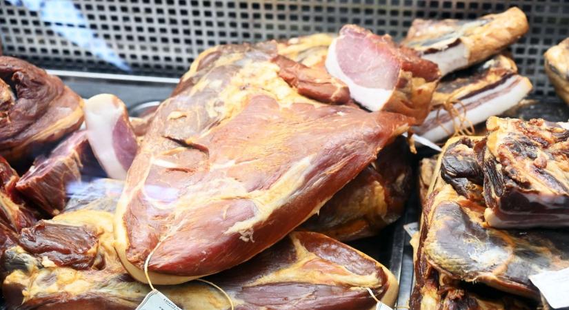 Elindult a húsvéti bevásárlás, mutatjuk mennyibe kerül most a sonka a piacon és a boltokban