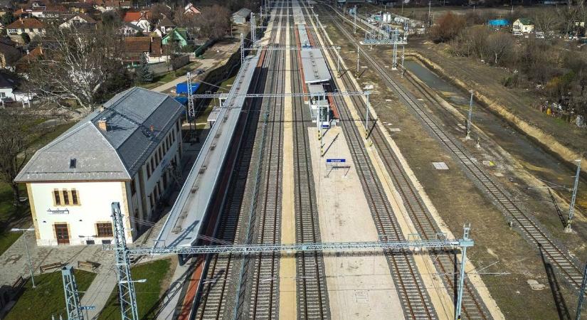 Nem akármilyen vonat érkezik Hevesbe! A magyarok többsége ilyet csak a filmeken lát – fotón a csoda