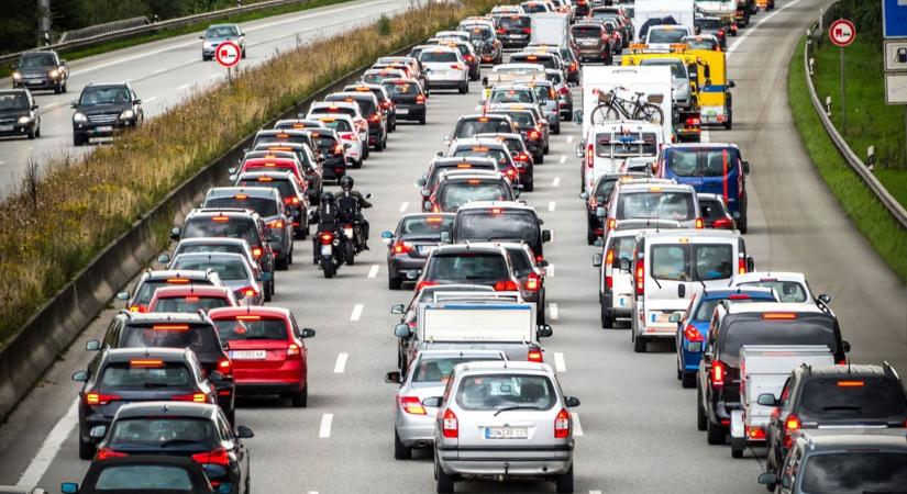 Percek alatt felszökött a német üzemanyagár, Merz felsült az új szabállyal