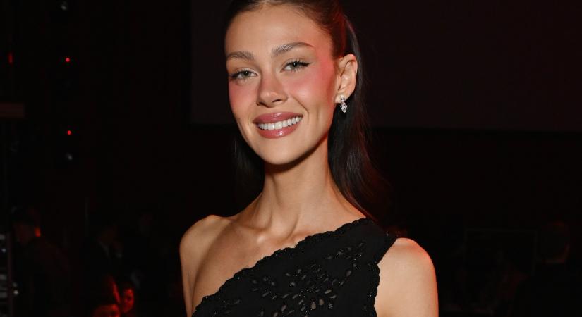 Brooklyn Beckham felesége brutálisan lefogyott, egy szál harisnyában pózol