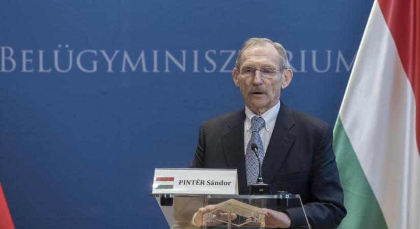 BM: csalók élnek vissza Pintér Sándor nevével