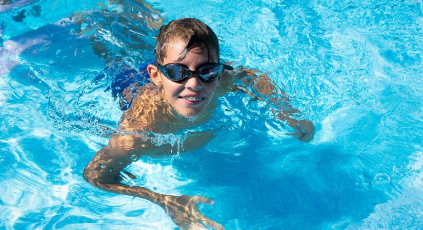 Úszásoktatási program indítását kezdeményezi az RMDSZ