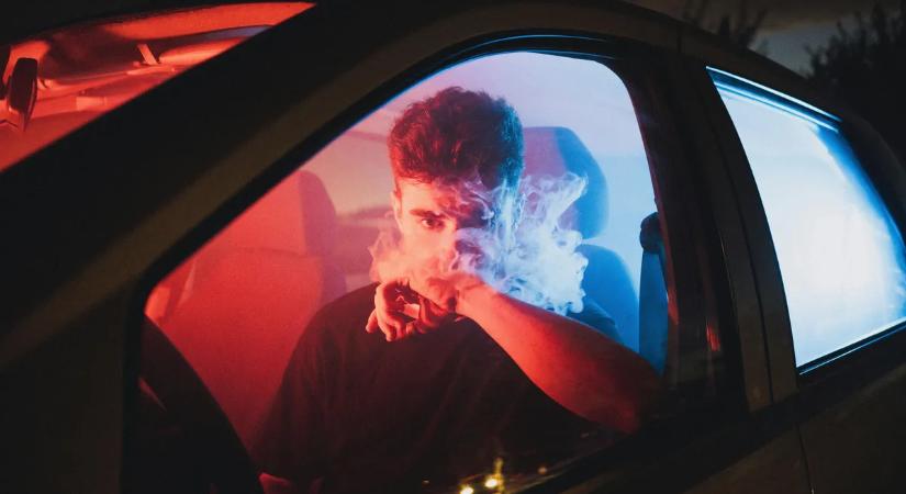 Brutális sérülés: akácfa törzse szakította le az autó utasának alkarját