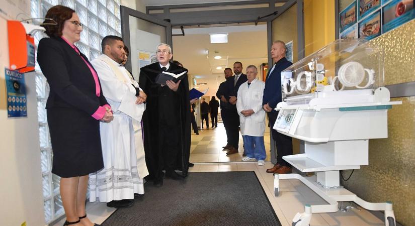 Esély és újrakezdés: adományokból kapott korszerű babamentő inkubátort a jászberényi kórház – videóval és képgalériával