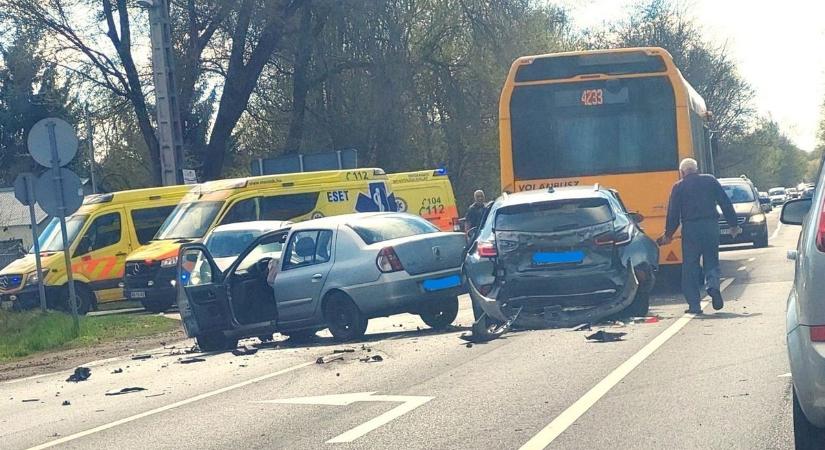 Borzalmas baleset! Helyközi busz, teherautó és két autó karambolozott a 4-esen Nyírpazonynál, több mentő is a helyszínen! (fotók)