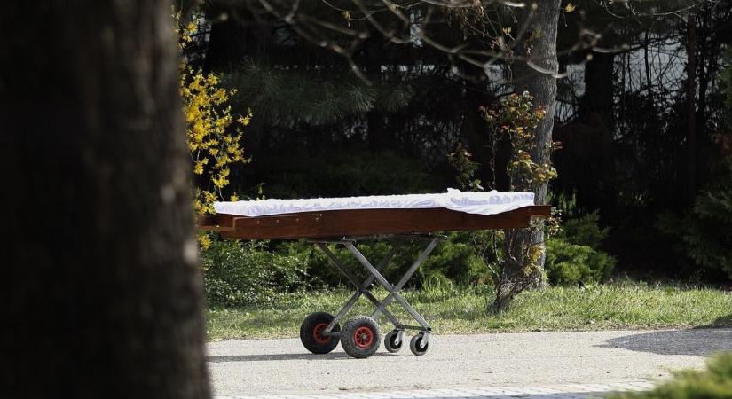 Sokkoló jelenet egy parkolóban! Késsel támadt volt feleségére a férfi