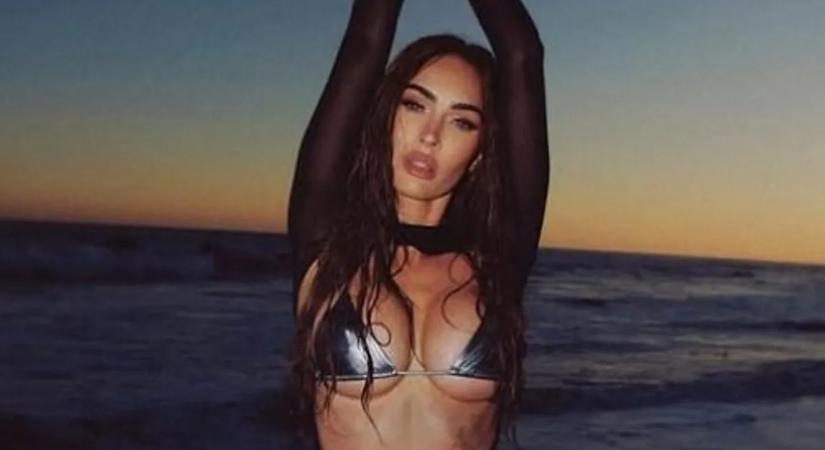 Forr a levegő: Megan Fox combfixben és miniszoknyában pózol az ágyon