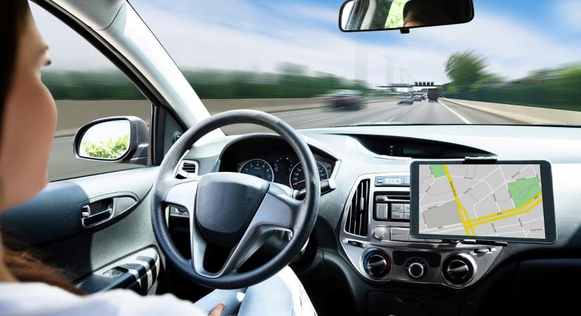 Több mint száz önvezető taxi állt le hirtelen Kínában, volt, aki két órán át a taxiban rekedt