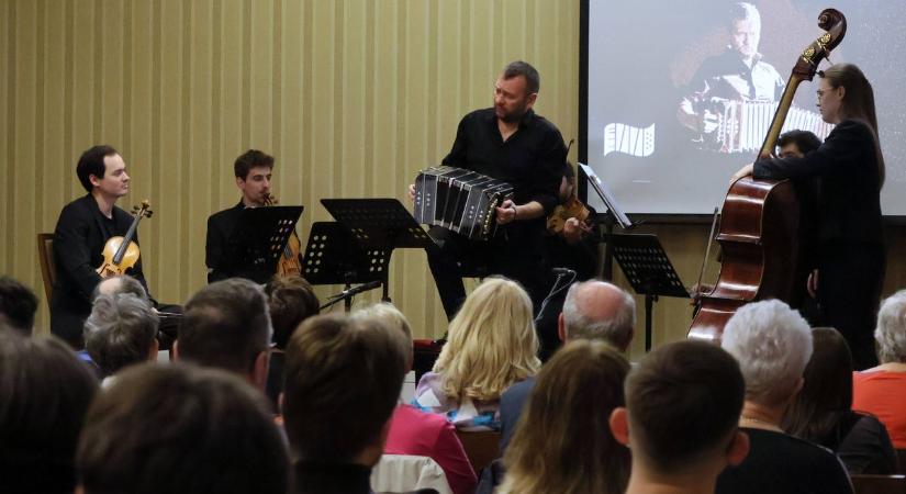 Ukrajna érdemes művésze Pakson muzsikált