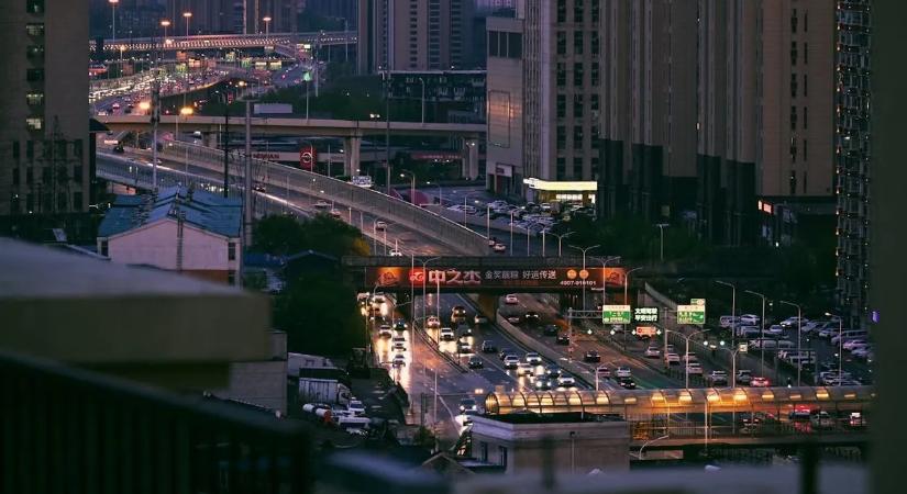 Tömegesen álltak le a robottaxik, utasok százai rekedtek a forgalomban – videó