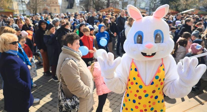 Színes húsvéti alkotások a Kossuth téren – diákok művei várják a járókelőket (fotókkal)