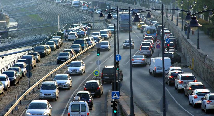 Meglepő fordulat a kötelezőnél: csökkennek a díjak, de jön a feketeleves