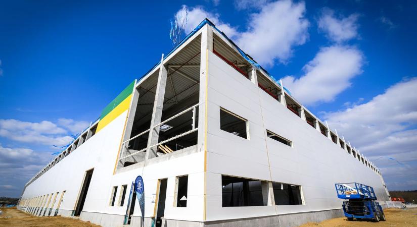 Bokréta Ünnepséggel avatták fel a soproni logisztikai központot szerkezetkész épületét - Fotók