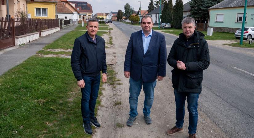 Ágh Péter: közös összefogásból újul meg egy fontos útszakasz Bükön