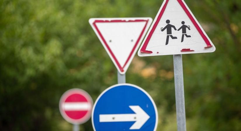 Itt az új KRESZ a bringásoknak: kötelező tartozék lehet az index