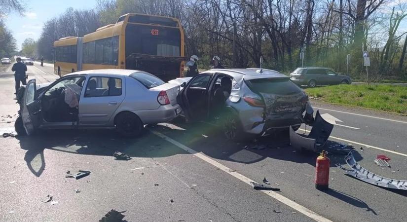 Tömegbaleset Nyírpazonynál, helyközi busz, autók és teherautó ütközött