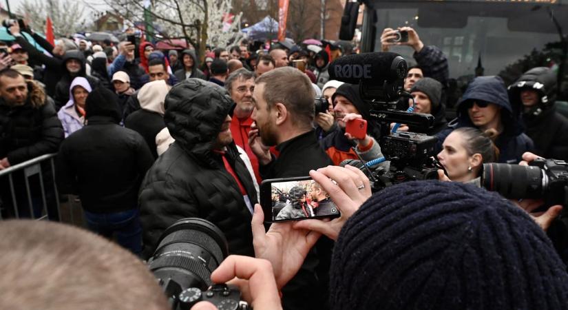 Hiába mutogat a rendőrség másra, ők is mulaszthattak, amikor nem léptek fel a feketeruhások ellen