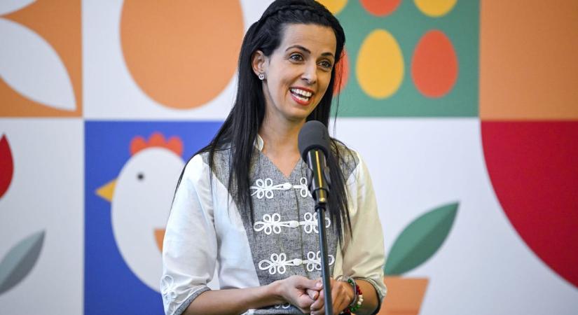 A fideszes Koncz Zsófia „közbenjárására” csomagokat osztottak választókerületében