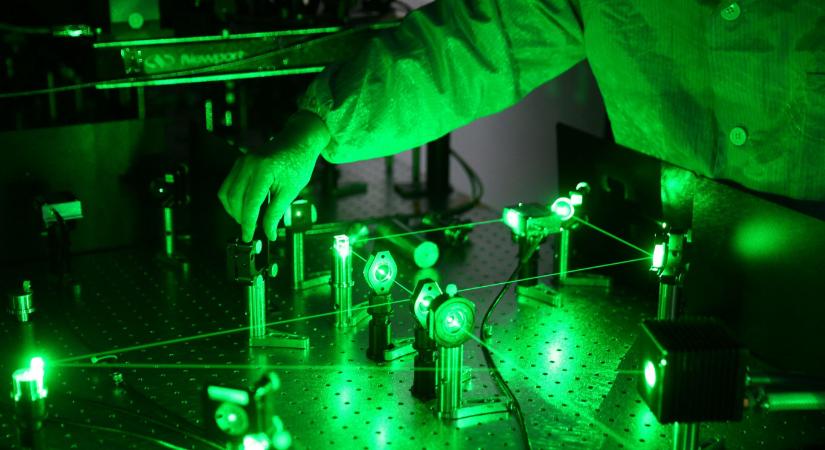 Először sikerült valódi kísérletekkel igazolni kvantumszámítógépek szimulációit