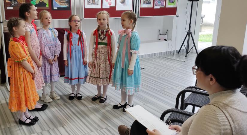 Gálaműsort adtak a Péczely Attila Népdaléneklési Verseny győztesei – videóval