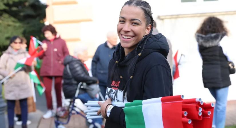 Országjárás: megállás nélkül gyűlik a tömeg Szentesen, Orbán Viktor hamarosan beszédet mond