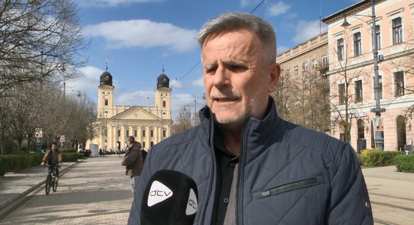 Ha ezerszámra őrjöngenek az oldalamon a Magyar Péter-hívők, akkor sem lépek vissza – mondja a DK debreceni jelöltje
