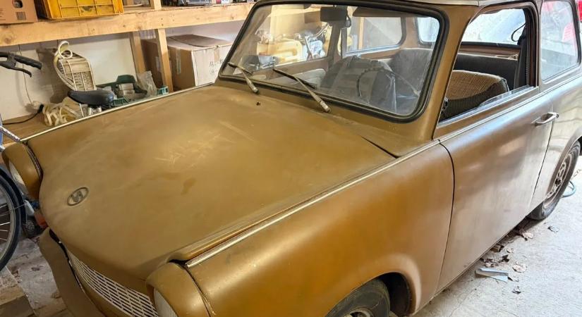 26 év után került elő Irén néni garázsából a különleges színű Trabant