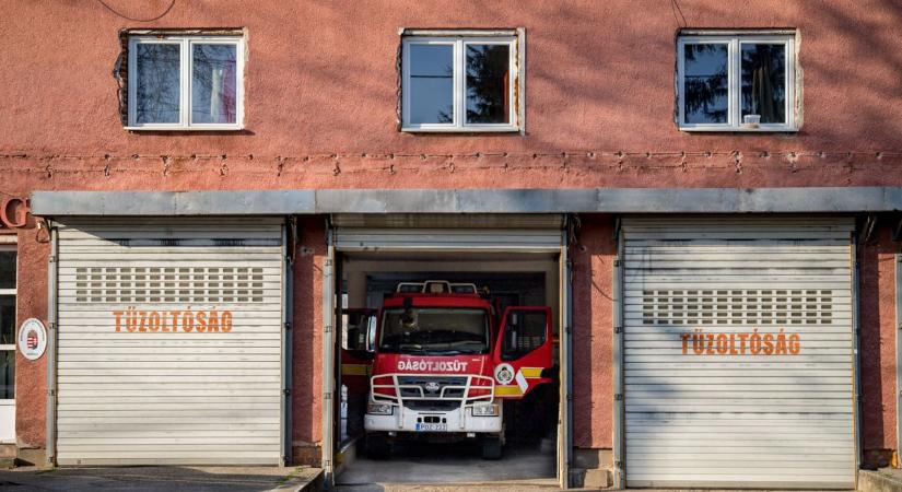 Tűz egy borsodi füstölőben! Kigyulladt a tető is, a tűzoltók már a helyszínen