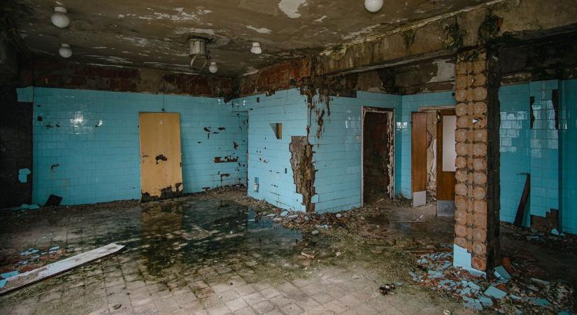 Urbexfotókon a titokzatos bázis, különleges repülőt rejtenek a falai