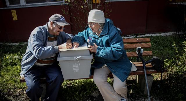 Mozgóurna átverés: telefonon csalták ki az idős emberek adatait