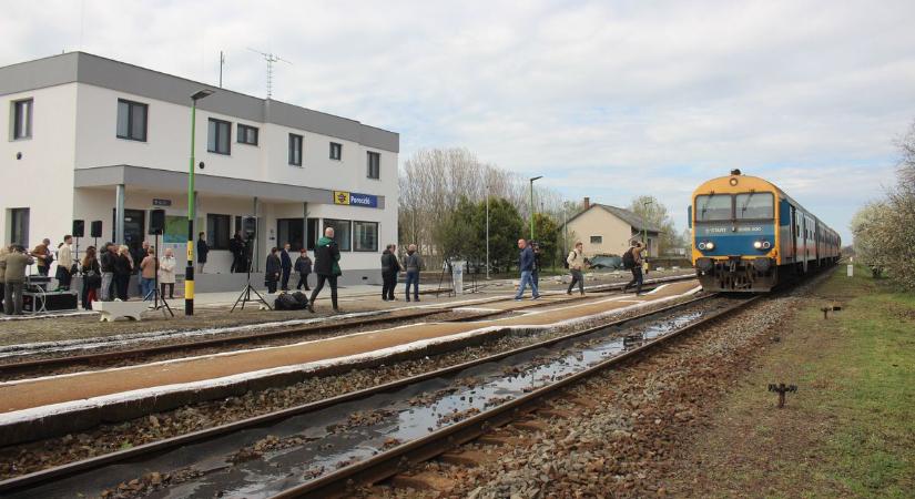 Európai színvonalú lett a poroszlói vasútállomás – Mutatjuk a megújult épületet