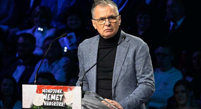 Tiltja a választási törvény, mégis rendőrökkel kampányol a drogügyi kormánybiztos