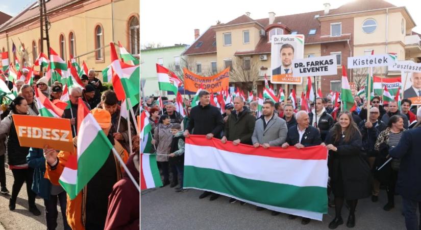 Emberek, ameddig a szem ellát: gigantikus a tömeg Szentesen, zászlóval a kézben vonulnak az utcákon