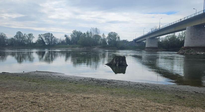 Eltűnt a víz a Drávából? Drámai fotó borzolja a kedélyeket, szinte teljesen kiszáradt a folyó
