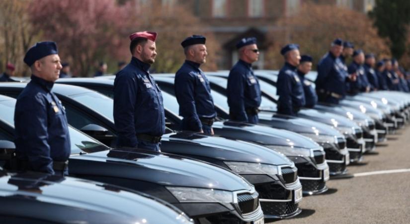 Hatmilliárdért kaptak új autókat a rendőrök