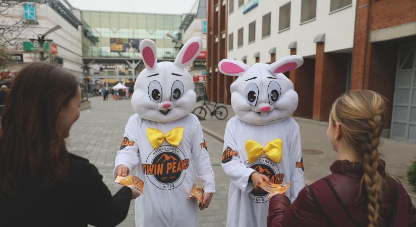 Csokinyuszik és tojások random a járókelőknek Nyíregyházán (fotókkal)