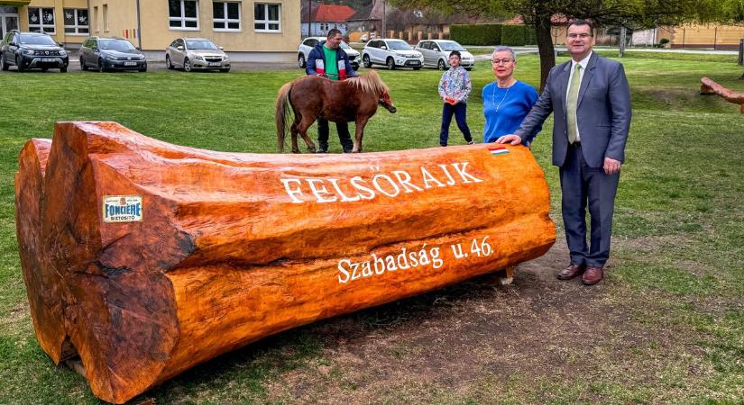 Megtaláltuk az ország talán legnagyobb házszámtábláját – a gyerekek már lájkolják (galéria, videó)