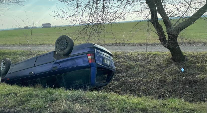 Árokba sodródott egy autó Vásárhely határában