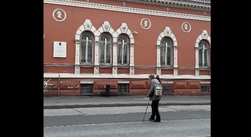 VIDEÓ – Dupla mankóval a négysávoson vágott keresztül egy idős úr a belvárosban