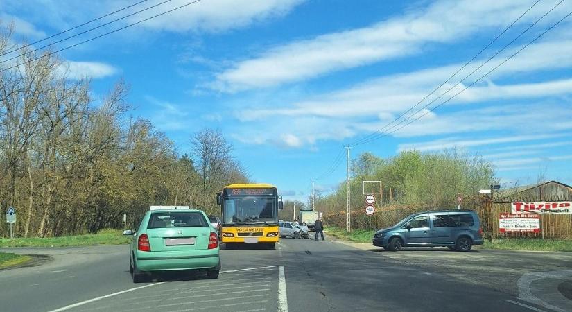 Helyszíni fotókon a brutális baleset: több jármű és egy busz ütközött