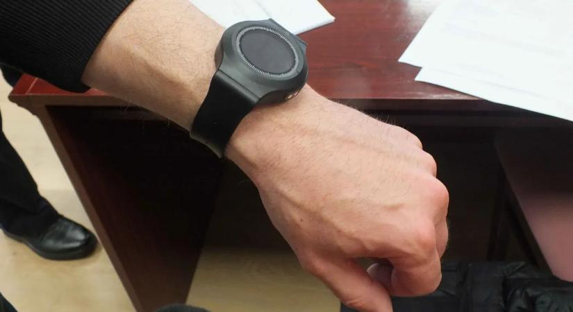 Először Magyarországon: technikai eszköz vigyáz a családon belüli erőszak áldozatára